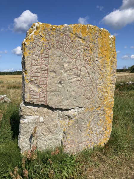 Ein Ruhnenstein neben den Windmühlen von Lerkaka. Ein Ruhnenstein neben den Windmühlen von Lerkaka.