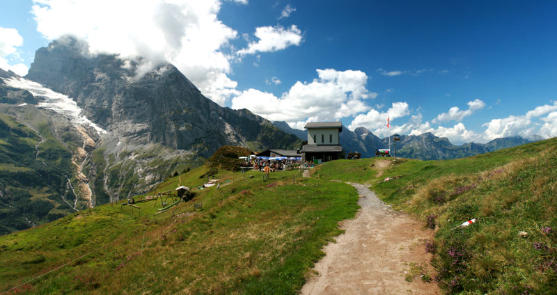 Fürenalp mit umliegenden schneebedeckten Bergen. Fürenalp mit umliegenden schneebedeckten Bergen.