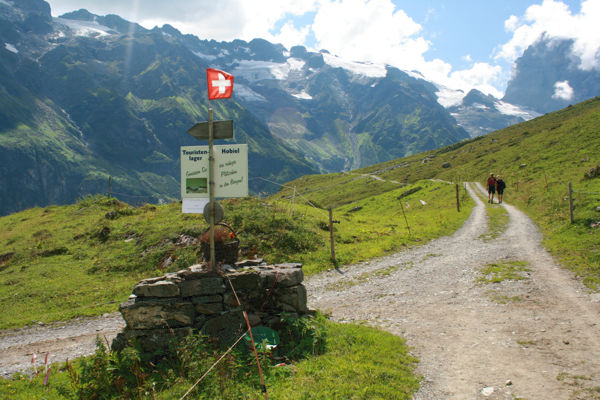 Karge Landschaft beim Abstieg von der Fürenalp Karge Landschaft beim Abstieg von der Fürenalp