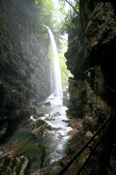 Nach dem Regen ein plötzlich heftiger Wasserfall. Nach dem Regen ein plötzlich heftiger Wasserfall.