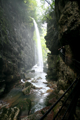 Nach dem Regen ein plötzlich heftiger Wasserfall.