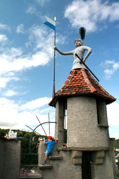 Zwei Wächter auf der Stadtmauer von Luzern. Zwei Wächter auf der Stadtmauer von Luzern.