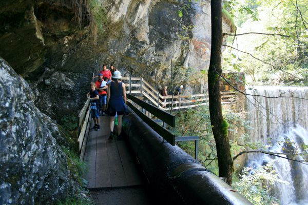 Der Weg hinein in der Rappenlochschlucht. Der Weg hinein in der Rappenlochschlucht.