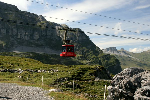 Mit der Seilbahn in Glattalptal. Mit der Seilbahn in Glattalptal.