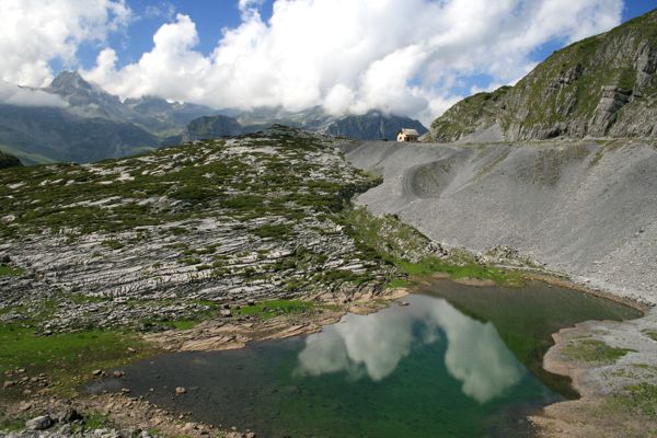 Kleiner See unterhalb der Seilbahnstation beim Abstieg. Kleiner See unterhalb der Seilbahnstation beim Abstieg.