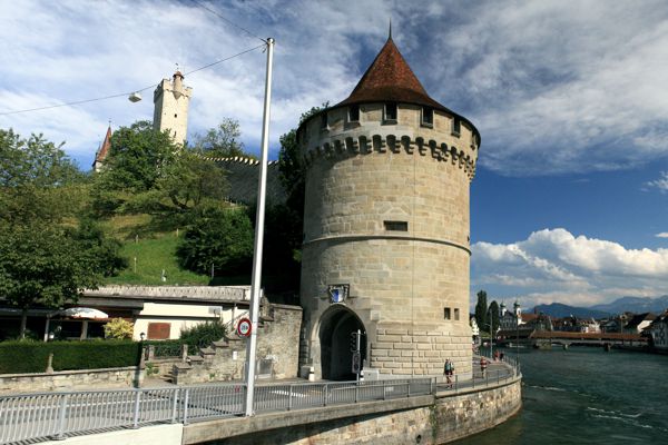 Der Nölliturm am Fluss. Dahinter der Männliturm mit Stadtmauer. Der Nölliturm am Fluss. Dahinter der Männliturm mit Stadtmauer.