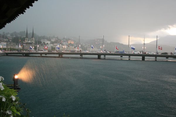 Heftiger Regen über Luzern und dem Vierwaldstättersee. Heftiger Regen über Luzern und dem Vierwaldstättersee.