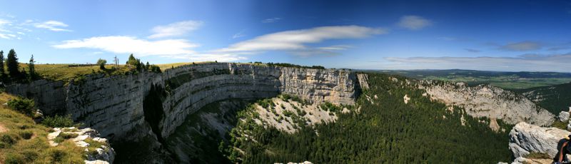 Der tiefe Blick ins Creux du Van. Der tiefe Blick ins Creux du Van.