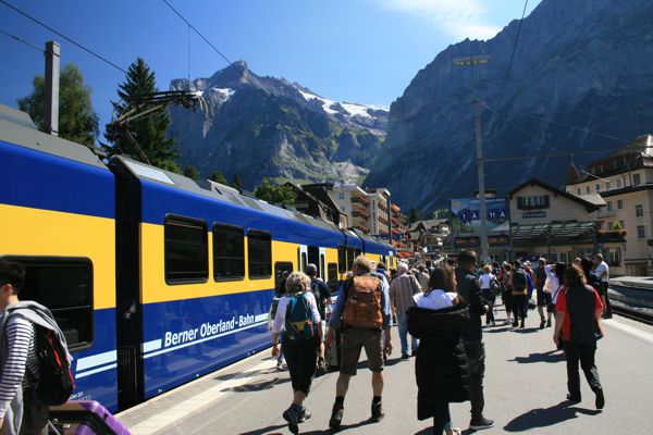 Mit der Berner Oberlandbahn nach Grindelwald. Mit der Berner Oberlandbahn nach Grindelwald.
