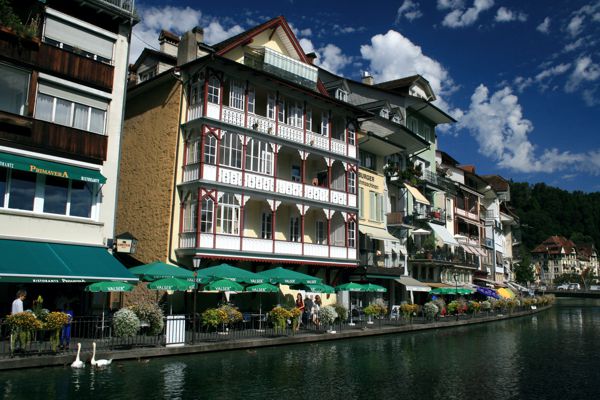 Häuser im Thun entlang der Aare. Häuser im Thun entlang der Aare.