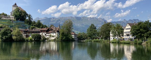 Schloss Werdenberg und See - die kleinste Stadt der Schweiz vor herrlicher Bergkulisse.
