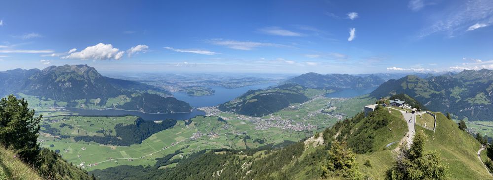 Das Stanserhorn eröffnet einen herrlichen Blick auf den weitverzweigten Vierwaldstättersee. Das Stanserhorn eröffnet einen herrlichen Blick auf den weitverzweigten Vierwaldstättersee.