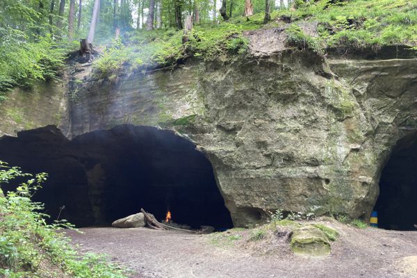 Viele Sandsteinhöhlen mit Lagerfeuer. Viele Sandsteinhöhlen mit Lagerfeuer.