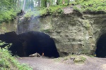 Viele Sandsteinhöhlen mit Lagerfeuer.