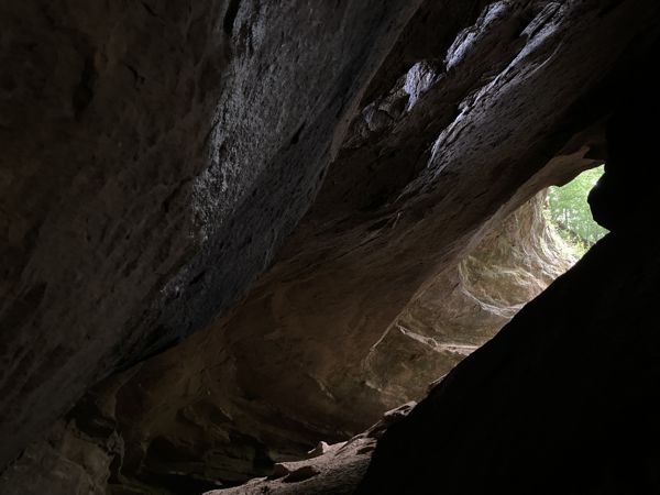 Schmale Öffnungen in den Standsteinhöhlen. Schmale Öffnungen in den Standsteinhöhlen.