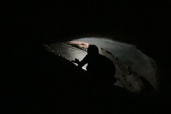 Unterwegs mit Taschenlampe in den dunklen Höhlen. Unterwegs mit Taschenlampe in den dunklen Höhlen.
