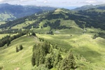 Blick vom Augstmatthorn über die Bergwiesen hinab zur Lombachalp.