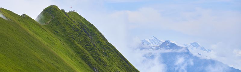 Der Brienzergrat mit Suggiturm und den schneebedeckten Gipfeln des Berner Oberlandes. Der Brienzergrat mit Suggiturm und den schneebedeckten Gipfeln des Berner Oberlandes.