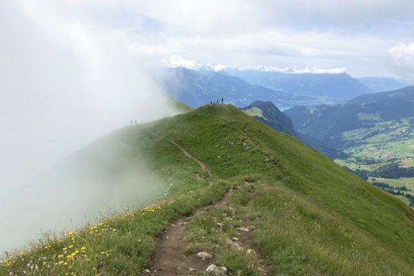 Brienzergrat mit dichten Wolken auf der Südseite über dem Brienzersee. Brienzergrat mit dichten Wolken auf der Südseite über dem Brienzersee.