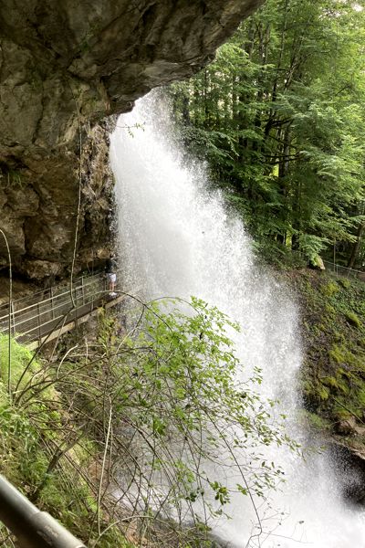 Der Weg hinter einem der Griessbachfälle. Der Weg hinter einem der Griessbachfälle.