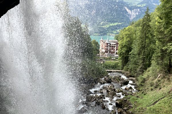 Das ehemalige noble Grandhotel direkt am Brienzersee. Das ehemalige noble Grandhotel direkt am Brienzersee.
