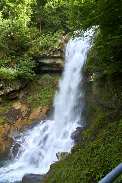 Griessbachfall - laut, stark und rauschend. Griessbachfall - laut, stark und rauschend.