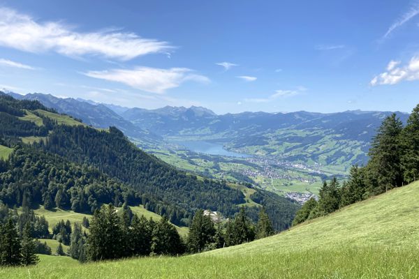 Der Lungernersee kurz vor dem Brünigpass am Übergang zum Brienzersee. Der Lungernersee kurz vor dem Brünigpass am Übergang zum Brienzersee.