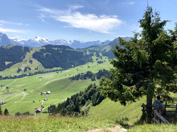 Der Ächerlipass mit Bergwiesen und dem schneebedeckten Titlis im Hintergrund. Der Ächerlipass mit Bergwiesen und dem schneebedeckten Titlis im Hintergrund.