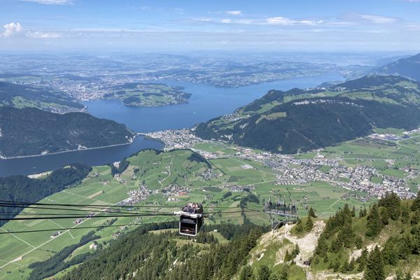 Blick von der Bergstation zur CabriO Seilbahn mit offenem Oberdeck hinab nach Stans. Blick von der Bergstation zur CabriO Seilbahn mit offenem Oberdeck hinab nach Stans.