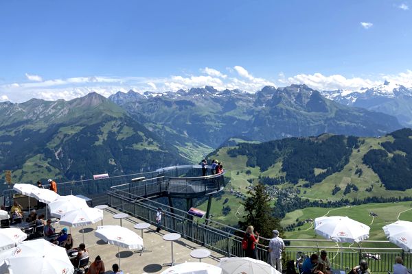 Die Stanserhorn Bergstation mit Hotel und riesiger Aussichtsplattform. Die Stanserhorn Bergstation mit Hotel und riesiger Aussichtsplattform.