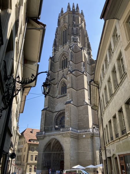 Die Kathedrale St. Nikolaus in der engen Altstadt von Fribourg. Die Kathedrale St. Nikolaus in der engen Altstadt von Fribourg.