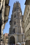 Die Kathedrale St. Nikolaus in der engen Altstadt von Fribourg.