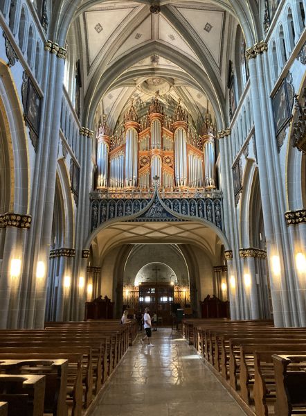 Der helle und farbenfrohe Innenraum mit Orgel in der Kathedrale St. Nikolaus. Der helle und farbenfrohe Innenraum mit Orgel in der Kathedrale St. Nikolaus.
