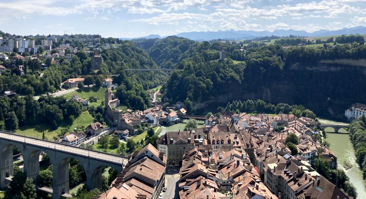 Blick vom 74 m hohen Turm der Kathedrale über die Altstadt und Saane-Schleife. Blick vom 74 m hohen Turm der Kathedrale über die Altstadt und Saane-Schleife.