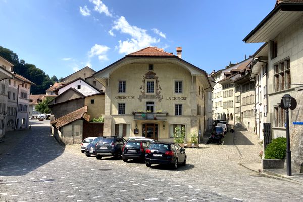 Durch die mittelalterlichen Gassen erreichten wir den Sankt Johann Platz. Durch die mittelalterlichen Gassen erreichten wir den Sankt Johann Platz.