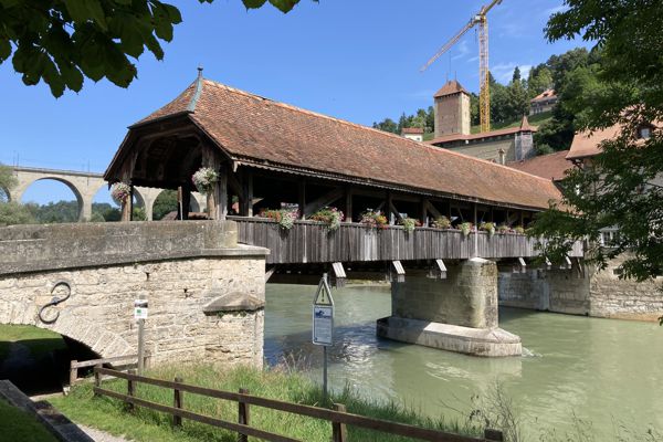 Die Pont du Bern (Bernbrücke) – eine typisch schweizerischen überdachten Holzbrücke. Die Pont du Bern (Bernbrücke) – eine typisch schweizerischen überdachten Holzbrücke.
