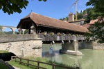 Die Pont du Bern (Bernbrücke) – eine typisch schweizerischen überdachten Holzbrücke.
