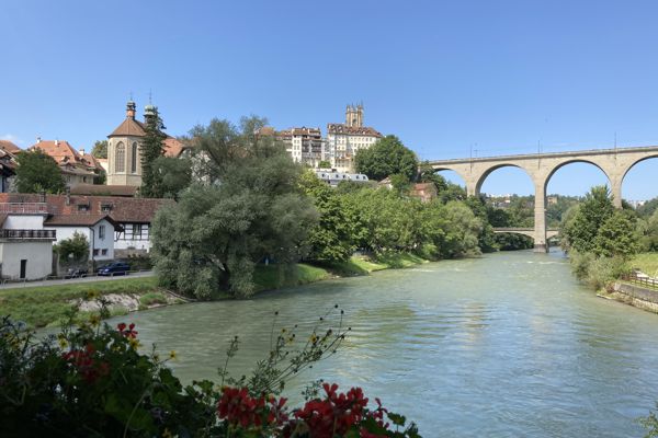 Blick über die Saane hinauf zur Kathedrale und zur Zähingerbrücke. Blick über die Saane hinauf zur Kathedrale und zur Zähingerbrücke.