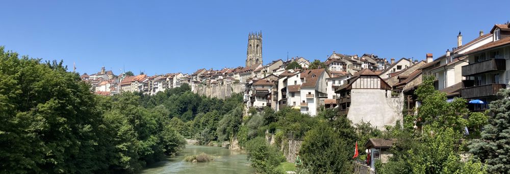 Altstadtpanorama von Fribourg oberhalb der Saane. Altstadtpanorama von Fribourg oberhalb der Saane.