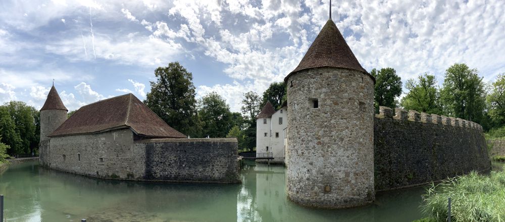 Das prächtige Wasserschloss Hallwyl am Rande des Hallwilersee. Das prächtige Wasserschloss Hallwyl am Rande des Hallwilersee.