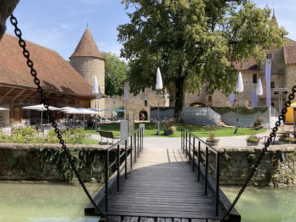 Blick vom inneren Wassergraben auf den Burghof im Schloss Hallwyl. Blick vom inneren Wassergraben auf den Burghof im Schloss Hallwyl.
