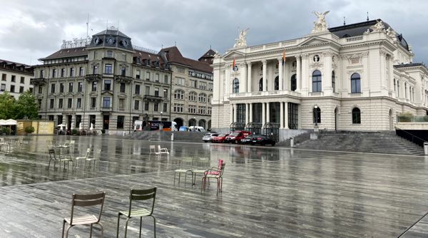 Parken unter der regennassen Schweizer Oper in Zürich. Parken unter der regennassen Schweizer Oper in Zürich.