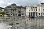 Parken unter der regennassen Schweizer Oper in Zürich.