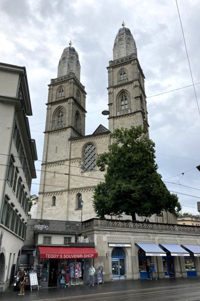 Das bekannte Großmünster erlaubt einen tollen Blick über die Stadt. Das bekannte Großmünster erlaubt einen tollen Blick über die Stadt.