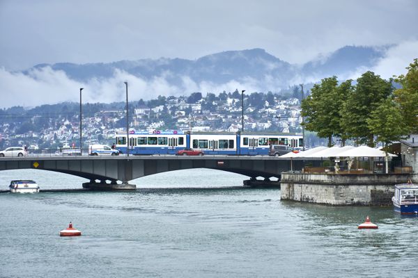Regen und Wolken toben über den Zürichsee und die umliegenden Berge. Regen und Wolken toben über den Zürichsee und die umliegenden Berge.