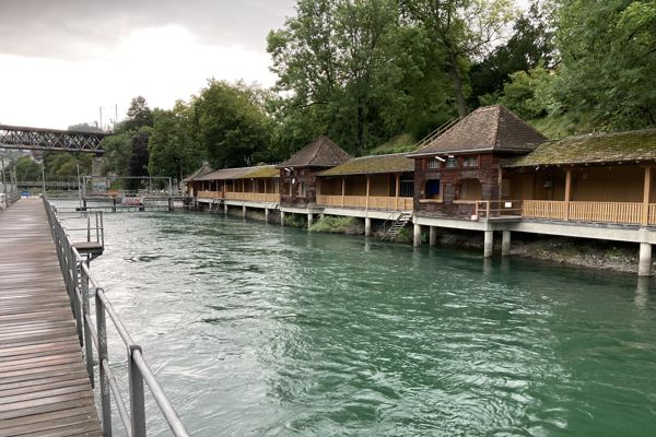Das Flussbad 'Unterer Letten" mit starker Strömung der Limmat. Das Flussbad 'Unterer Letten" mit starker Strömung der Limmat.