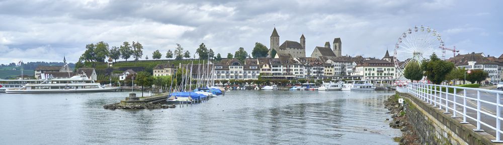 Rapperswil am Zürichsee mit Schloss und Riesenrad. Rapperswil am Zürichsee mit Schloss und Riesenrad.