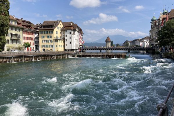 Die Reuss mit starker Strömung und Kapellbrücke. Die Reuss mit starker Strömung und Kapellbrücke.
