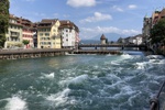 Die Reuss mit starker Strömung und Kapellbrücke.