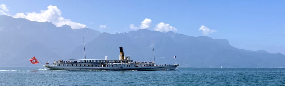 Ein Passagierschiff auf dem Genfersee mit den Berge Frankreichs im Hintergrund. Ein Passagierschiff auf dem Genfersee mit den Berge Frankreichs im Hintergrund.